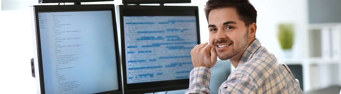 IT-Admin vor 2 Bildschirmen