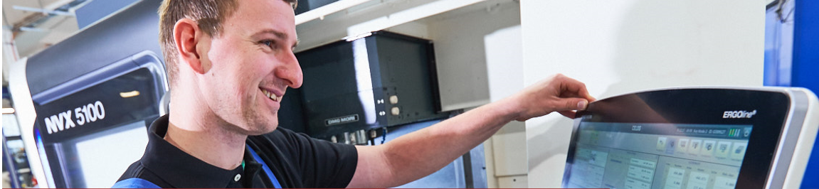 CNC-Dreher am Bildschirm