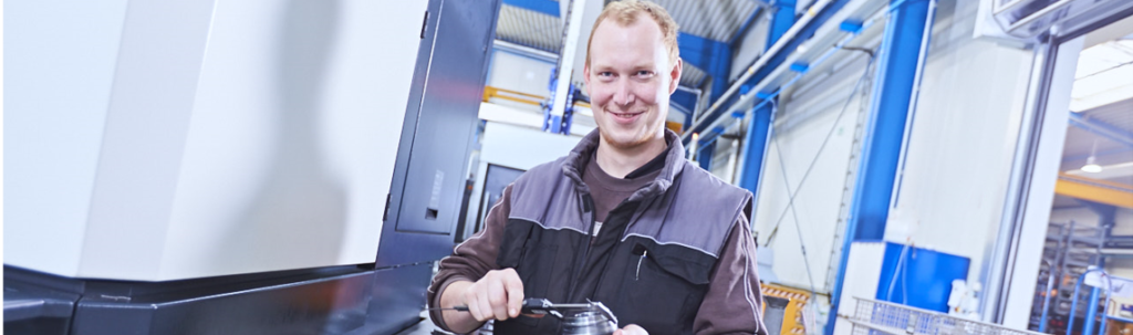 Mechaniker an der Maschine