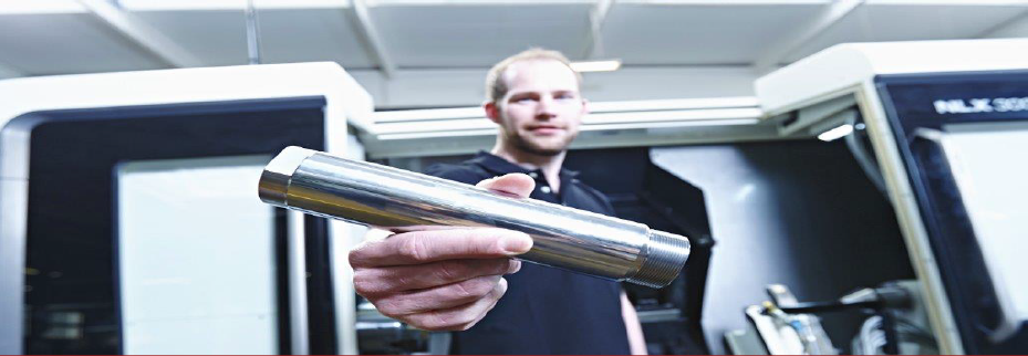 CNC- Dreher mit Gewindebolzen